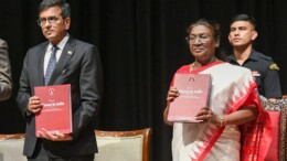 New Delhi: President Droupadi Murmu, along with Chief Justice of India D.Y. Chandrachud, releases three publications of the Supreme Court of India at Rashtrapati Bhavan in New Delhi on Tuesday, November 5, 2024. (Photo: IANS)