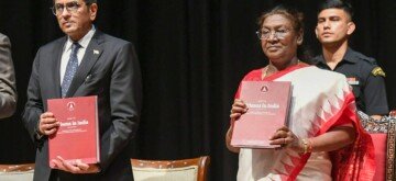 New Delhi: President Droupadi Murmu, along with Chief Justice of India D.Y. Chandrachud, releases three publications of the Supreme Court of India at Rashtrapati Bhavan in New Delhi on Tuesday, November 5, 2024. (Photo: IANS)