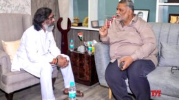 Ranchi: Jharkhand Chief Minister Hemant Soren meets with Lok Sabha MP Rajesh Ranjan, alias Pappu Yadav, at his residence in Ranchi on Wednesday, November 6, 2024. (Photo: IANS)