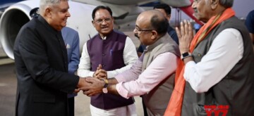 Raipur: Vice President Jagdeep Dhankhar being welcomed by Chhattisgarh Deputy Chief Minister Arun Sao upon his arrival in Raipur, Chhattisgarh, on Wednesday, November 06, 2024. Chhattisgarh Chief Minister Vishnu Deo Sai also present. (Photo: IANS)