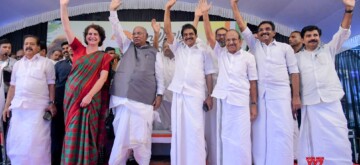 Wayanad: Congress President Mallikarjun Kharge, party candidate Priyanka Gandhi Vadra and other leaders during an election rally for the by-polls in Wayanad on Thursday, November 7, 2024. (Photo: IANS)