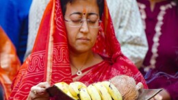 New Delhi: Delhi CM Atishi performs rituals during the Chhath Puja festival at Chhath Puja Ghat in Balmukund Khand, Giri Nagar, New Delhi, on Thursday, November 7, 2024. (Photo: IANS)