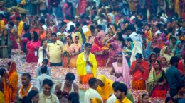 Noida : Devotees gather in large number to perform rituals on the third day of Chhath Puja in Noida on Thursday, November 7, 2024. (Photo: IANS)