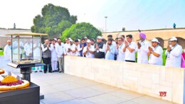 New Delhi: Delhi Pradesh Congress Committee (DPCC) President Devendra Yadav with Congress Leader Ajay Maken visits Rajghat before the commencement of Delhi Nyay Yatra in New Delhi on Friday November 08, 2024. (Photo: IANS)