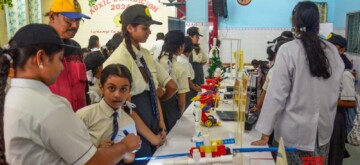 Kolkata: Students visit the Auxil Exhibition 2024, organised by International Steam Research (ISR LIFE USA), held at Auxilium Convent School in Kolkata on Friday, November 8, 2024. (Photo: IANS/Kuntal Chakrabarty)