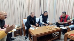 Mandi: Former Chief Minister and Leader of Opposition Jai Ram Thakur hosts a samosa party with BJP workers amidst discussions about the samosas at the Circuit House, Mandi on Friday, November 8, 2024. (Photo: IANS)