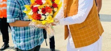 Bathinda: Delhi Former Chief Minister Arvind Kejriwal recieves a warm welcome by Punjab Chief Minister Bhagwant Mann at Bathinda Airport in Bhatinda on Monday September 23, 2024. (Photo: IANS)