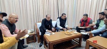 Mandi: Former Chief Minister and Leader of Opposition Jai Ram Thakur hosts a samosa party with BJP workers amidst discussions about the samosas at the Circuit House, Mandi on Friday, November 8, 2024. (Photo: IANS)