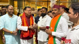 Mumbai: Uttarakhand Chief Minister Pushkar Singh Dhami receives a warm welcome by migrant Uttarakhand residents and BJP workers on his arrival at Mumbai airport on Sunday, November 10, 2024. (Photo: IANS)