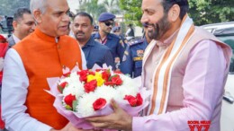 Kurukshetra: Haryana Chief Minister Nayab Saini welcomes Governor of Gujarat Acharya Devvrat during the Arya Maha Sammelan organized on the occasion of the 200th birth anniversary of Maharishi Dayanand Kurukshetra on Sunday, November 10, 2024.(Photo: IANS)