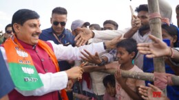 Dumka: Madhya Pradesh Chief Minister Mohan Yadav interacts during a public meeting in support of BJP candidate Devendra Nath Singh from Poreyahat Assembly Constituency of Dumka district in Jharkhand on Sunday November 10, 2024. (Photo: IANS)