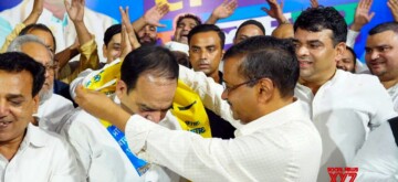 New Delhi: Senior Congress leader Chaudhary Mateen Ahmed being welcomed by AAP National Convenor Arvind Kejriwal as he joins Aam Adami Party in New Delhi on Sunday, November 10, 2024. (Photo: IANS)