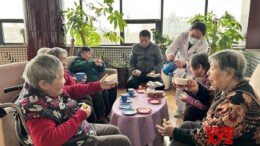 (230711) -- TIANJIN, July 11, 2023 (Xinhua) -- Senior citizens with cognitive disorder enjoy coffee at Hetong Cognitive Rehabilitation Center in north China's Tianjin April 17, 2023. TO GO WITH "Across China: 'Cafe,' 'restaurant' enactment brings solace to cognitively-impaired seniors" (Xinhua)