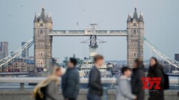 (240129) -- LONDON, Jan. 29, 2024 (Xinhua) -- People walk on the London Bridge in London, Britain, Jan. 28, 2024. According to the Met Office, Britain's national meteorological service, Jan. 28 was the hottest January day ever recorded in the UK, with the temperature exceeding 19 degrees Celsius. (Xinhua/Li Ying)