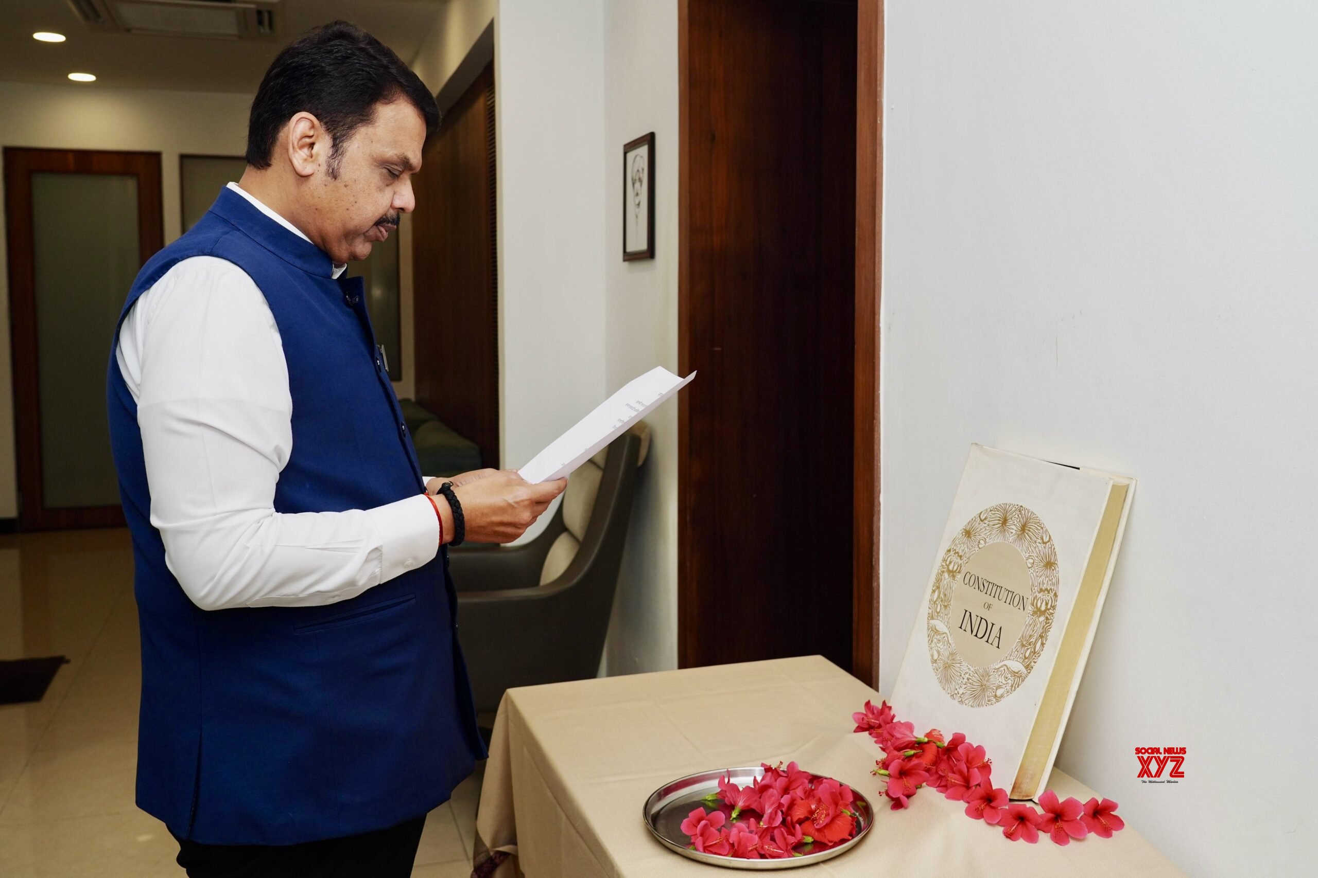 Mumbai: El viceministro principal de Maharashtra, Devendra Fadnavis, adora la Constitución india - #Gallery